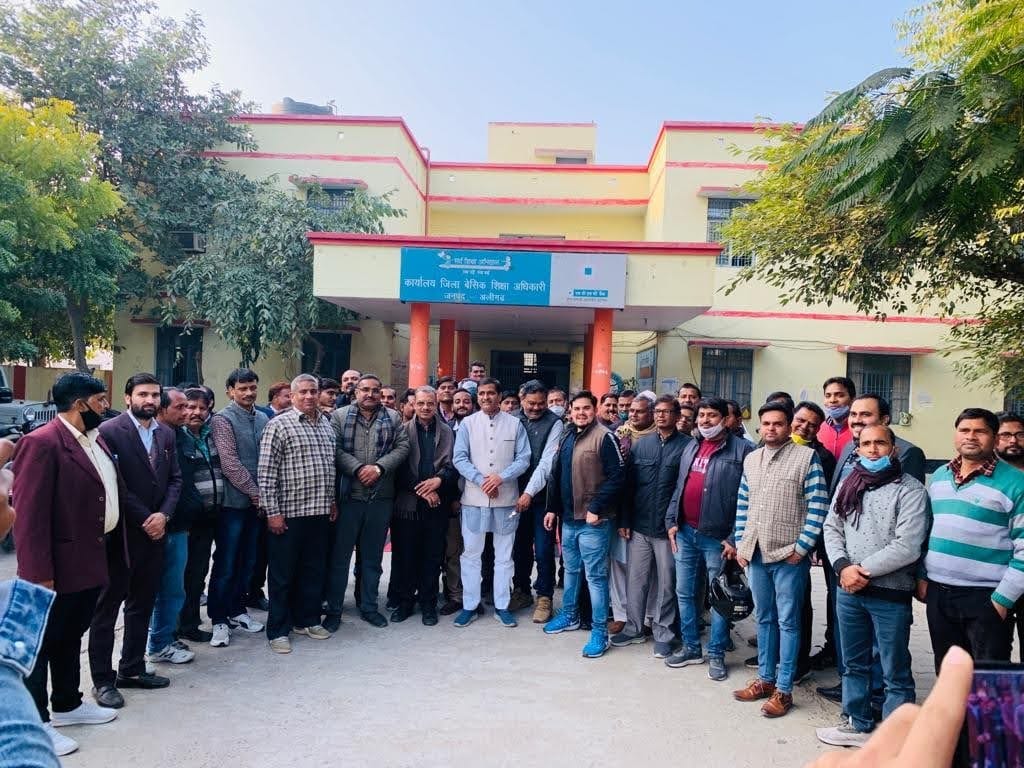 स्कूल एवं शिक्षण के हित में संघर्ष