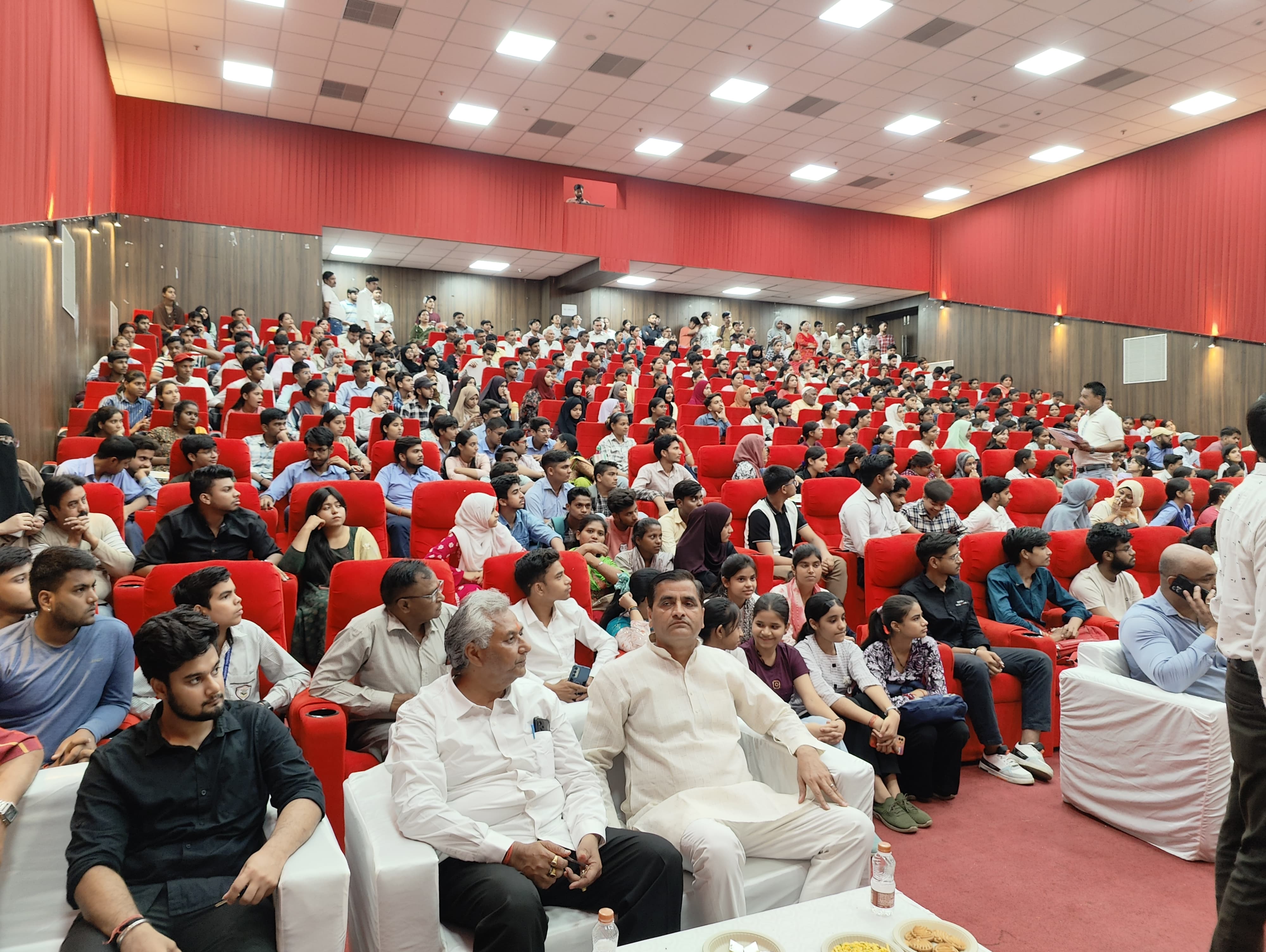 स्कूल एवं शिक्षण के हित में संघर्ष